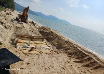 KERJA-KERJA pemasangan beg pasir di kawasan pantai Batu Ferringhi, Pulau Pinang kini sedang berjalan dan ia dijangka siap sepenuhnya menjelang 10 Ogos depan.