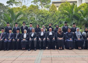 WAN Ahmad Farid Wan Salleh (duduk, tengah), Presiden Mahkamah Rayuan, Datuk Seri Abu Bakar Jais (duduk, lima kiri), Hakim Besar Malaya, Datuk Seri Hashim Hamzah (duduk, lima kanan), Hakim Besar Sabah dan Sarawak, Datuk Azizah Nawawi (duduk, empat kiri) bersama kesemua 17 Pesuruhjaya Kehakiman yang baharu dilantik berkuat kuasa hari ini, di Istana Kehakiman, di sini hari ini.