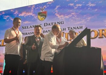 ANWAR Ibrahim menyempurnakan Majlis Perasmian Pecah Tanah Projek Pembangunan Midport Smart AI Container Port di Mukim Pasir Panjang, Port Dickson hari ini. -  UTUSAN/NOR SHAFIQAH MOHD. GHAZALI