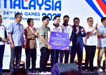 AIMAN Amri (tengah) menerima cek bernilai RM8000 daripada Menteri Belia dan Sukan, Dr Mohamed Taufiq Johari pada Majlis peluncuran Logo, Maskot, dan Tema rasmi Sukan SEA ke-34 dan Sukan Para ASEAN ke-14 2027-IHSAN KBS