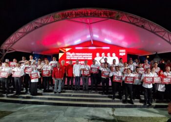 ANWAR Ibrahim bersama calon PH bagi PRN Negeri Sembilan semasa majlis pengumuman calon PH di Dataran Melang, Kuala Pilah hari ini.-UTUSAN/MOHD. SHAHJEHAN MAAMIN.