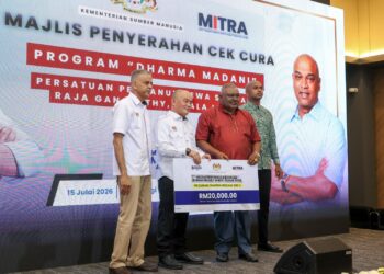 SUTEKNO Ahmad Belon (dua kiri) menyerahkan bantuan mock up cek kepada rumah ibadat Hindu pada Program Celik MADANI  2026 (Siri 2) dan Dharma MADANI (Siri 3) di Manara Perkeso, Putrajaya.- UTUSAN/ FAISOL MUSTAFA