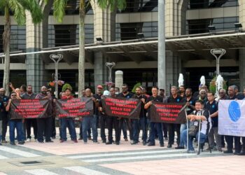 ANTARA peserta yang hadir penyerahan memorandum kepada wakil Kementerian Kewangan (MOF) di sini, hari ini.