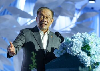 KUALA LUMPUR, 15 JULAI 2026. Perdana Menteri, Datuk Seri Anwar Ibrahim ketika berucap pada Majlis Sumbangan Khas Murid-Murid Wilayah Persekutuan A Celebration of Life and Peace oleh ERM Foundation di Mandarin Oriental Hotel di sini, hari ini. Gambar ISKANDAR ISHAK / Pemberita FITRI