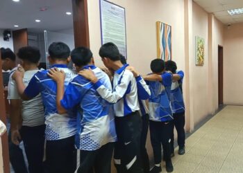 LAPAN pelajar berusia 13 dan 14 tahun direman bagi membantu siasatan kes pergaduhan dan rusuhan di kawasan kedai Batu 5, Jalan Apas. UTUSAN/NASRAWATI SYARIFUDDIN