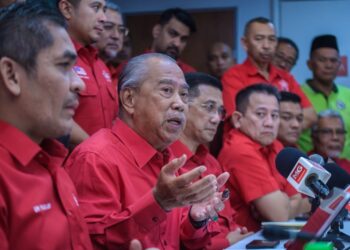 Muhyiddin Yassin  dalam sidang akhbar mesyuarat Majlis Pimpinan Tertinggi (MPT) di Ibu pejabat Parti Pribumi Bersatu Malaysia, Petaling Jaya malam ini. - UTUSAN/SYAKIR RADIN