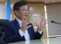 CHOW Kon Yeow ketika ditemui pemberita di pejabatnya di George Town, Pulau Pinang hari ini.-UTUSAN/DANIAL SAAD