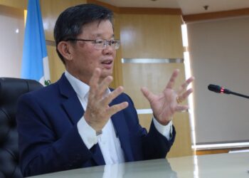 CHOW Kon Yeow ketika ditemui pemberita di pejabatnya di George Town, Pulau Pinang hari ini.-UTUSAN/DANIAL SAAD