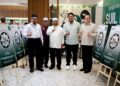MOHD. Asri Mat Daud (kiri) bersama Mohd. Nassuruddin Daud (tiga kanan) semasa hadir ke Majlis Penyerahan SPHM di Restoran Nasken Coffee Pasir Tumboh, Kota Bharu, Kelantan.-UTUSAN/KAMARUL BISMI KAMARUZAMAN.