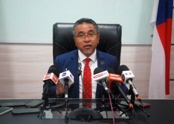 ADLY Zahari bercakap dalam sidang akhbar di Seri Negeri, Ayer Keroh, Melaka hari ini. - UTUSAN/AMRAN MULUP