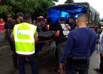 JENAZAH mangsa diusung ke dalam trak pikap polis untuk dibawa ke Unit Forensik Hospital Pakar Universiti Sains Malaysia, Kubang Kerian, Kelantan.