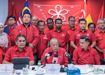 Muhyiddin Yassin bercakap dalam sidang akhbar mesyuarat Majlis Pimpinan Tertinggi (MPT) di Ibu pejabat Parti Pribumi Bersatu Malaysia, Petaling Jaya malam ini. - UTUSAN/SYAKIR RADIN