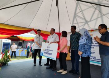 ANTHONY Loke Siew Fook semasa Majlis Peluncuran Kampung Angkat Madani, Santuni Madani dan Sekolah Angkat Madani Kementerian Pengangkutan di Balai Raya Kampung Mantin Dalam, Mantin, Seremban Negeri Sembilan, hari ini. -UTUSAN/HASIF IDRIS