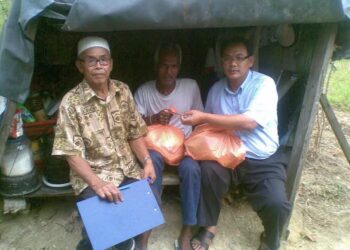AMINUDDIN Harun (kanan) ketika diawal menjalankan tugas sebagai wakil rakyat di Sikamat.