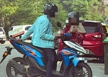 TANGKAP layar video kejadian memaparkan seorang lelaki dipercayai memarahi ibunya di hadapan Pejabat Zakat Daerah Kuala Muda di Sungai Petani.