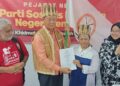DAYANA Dal (dua dari kanan) menerima watikah pelantikan sebagai calon PRN Negeri Sembilan mewakili Parti Orang Asli Malaysia daripada Rashid Ka di Seremban hari ini.-UTUSAN/NAZARUDIN SHAHARI