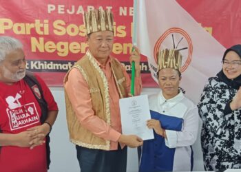 DAYANA Dal (dua dari kanan) menerima watikah pelantikan sebagai calon PRN Negeri Sembilan mewakili Parti Orang Asli Malaysia daripada Rashid Ka di Seremban hari ini.-UTUSAN/NAZARUDIN SHAHARI