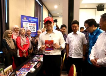 STEVEN Sim Chee Keong melawat reruai ketika hadir ke Taklimat Pembiayaan dan Akses Pasaran PMKS di Hotel Star City, Alor Setar hari ini. - UTUSAN/ SHAHIR NOORDIN