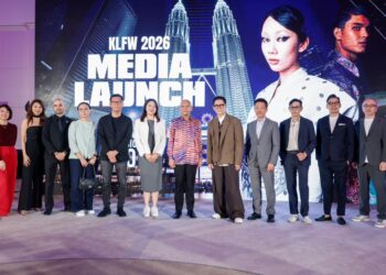 MENTERI Perdagangan Dalam Negeri dan Kos Sara Hidup, Datuk Armizan Mohd Ali (enam dari kanan), dan Pengasas KL Fashion Week (KLFW), Andrew Tan (lima dari kanan), bergambar pada Majlis Perasmian Media KLFW, di Hotel Mandarin Oriental, di sini hari ini. Foto: SHIDDIEQIIN ZON