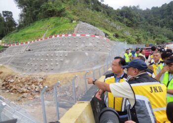 ALEXANDER Nanta Linggi (kiri) meninjau projek pembinaan Sabo Dam di Tanah Tinggi Lojing, Gua Musang hari ini.