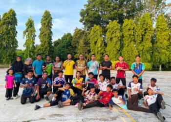 PEMAIN B-18L Kota Bharu Selatan (duduk barisan hadapan) selepas perlawanan persahabatan dengan bekas-bekas pemain bola baling Kelantan, semalam.