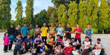 PEMAIN B-18L Kota Bharu Selatan (duduk barisan hadapan) selepas perlawanan persahabatan dengan bekas-bekas pemain bola baling Kelantan, semalam.