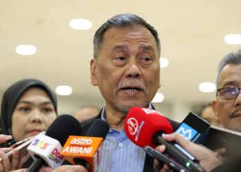 RAMLAN Harun ketika meninjau persiapan di Pusat Penamaan Calon bagi Dewan Undangan Negeri (DUN) Lenggeng, Nilai, Lobak, Temiang, Sikamat dan Ampangan di Wisma Majlis Bandaraya Seremban (MBS) Forest Heights, hari ini. UTUSAN/ISKANDAR ISHAK