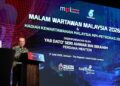 ANWAR Ibrahim berucap pada Malam Wartawan Malaysia 2026 di Kuala Lumpur hari ini. - UTUSAN/AMIR KHALID