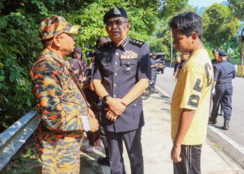 ANUWAL Ab. Wahab (tengah) bersama Mohamad Shoki Hamzah (kiri) dan Muhammad Ali Imran Shahir ketika turut-serta dalam operasi SAR di Dusun Durian Pusat Pertanian Relau, Pulau Pinang hari ini.-UTUSAN/DANIAL SAAD