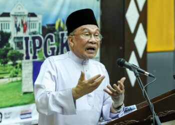 ANWAR Ibrahim pada Program Temu Anwar Bersama Pelajar di IPG Kampus Pendidikan Nilai.-UTUSAN/ ISKANDAR ISHAK