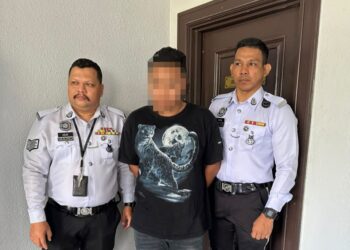 MUHAMMAD Ridzuan Armis (tengah) ketika diiringi anggota polis trafik ketika berdepan pertuduhan menunggang motosikal secara melulu sehingga menyebabkan kematian penunggang lain di Mahkamah Majistret Kuala Lumpur, di sini hari ini.