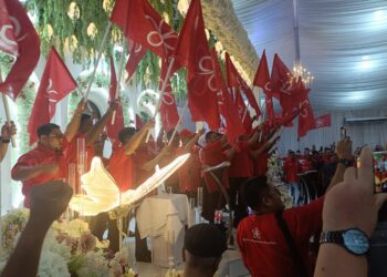 MUHYIDDIN Yassin ketika mengumumkan calon Bersatu bagi PRN Negeri Sembilan di Nilai, Seremban hari ini.