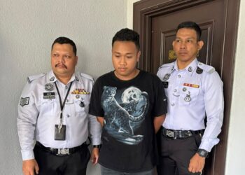 MUHAMMAD Ridzuan Armis (tengah) diiringi anggota polis trafik ketika berdepan pertuduhan menunggang motosikal secara melulu sehingga menyebabkan kematian penunggang lain di Mahkamah Majistret Kuala Lumpur, di sini hari ini.