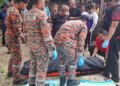 ANGGOTA bomba mengangkat mayat salah seorang mangsa yang ditemukan lemas dalam kejadian kepala air di Taman Eko Rimba, Sungai Sedim di Kulim.