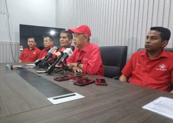 MUHYIDDIN Yassin semasa sidang akhbar selepas majlis pengumuman calon Bersatu bagi PRN Negeri Sembilan di Nilai, Seremban