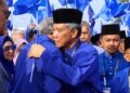 AHMAD Zahid Hamidi (dua dari kiri) ketika memeluk calon wakil Parti Barisan Nasional (BN), Datuk Seri Mohamad Hasan bagi penamaan calon sempena Pilihan Raya Negeri (PRN) Negeri Sembilan di Dewan Sri Rembau di sini, hari ini. - UTUSAN/ISKANDAR ISHAK