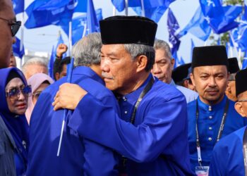 AHMAD Zahid Hamidi (dua dari kiri) ketika memeluk calon wakil Parti Barisan Nasional (BN), Datuk Seri Mohamad Hasan bagi penamaan calon sempena Pilihan Raya Negeri (PRN) Negeri Sembilan di Dewan Sri Rembau di sini, hari ini. - UTUSAN/ISKANDAR ISHAK
