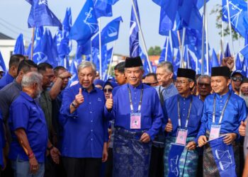 AHMAD Zahid Hamidi (dua dari kiri) ketika berarak mengiringi calon-calon Barisan Nasional (BN) iaitu Datuk Seri Mohamad Hasan (tengah), Zaifulbahri Idris (dua dari kanan) dan Suhaimi Aini (kanan) bagi penamaan calon sempena Pilihan Raya Negeri (PRN) Negeri Sembilan Ke-16 hari ini. - UTUSAN/ISKANDAR ISHAK