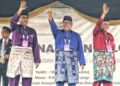 AMINUDDIN Harun (kanan) bersama Mohd. Faizal (tengah) dan Zamri selepas mereka diumumkan sebagai calon PRN Negeri Sembilan bagi DUN Linggi di Pusat Penamaan Calon di Kompleks Pentadbiran Daerah Port Dickson hari ini.- UTUSAN/MOHD. SHAHJEHAN MAAMIN