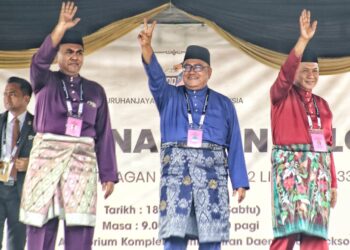 AMINUDDIN Harun (kanan) bersama Mohd. Faizal (tengah) dan Zamri selepas mereka diumumkan sebagai calon PRN Negeri Sembilan bagi DUN Linggi di Pusat Penamaan Calon di Kompleks Pentadbiran Daerah Port Dickson hari ini.- UTUSAN/MOHD. SHAHJEHAN MAAMIN
