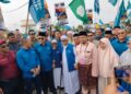 HADI Awang mengiringi calon DUN Serting, Mohd Fairuz Mohd Isa ke Pusat Penamaan Calon di Jempol, sempena Hari Penamaan Calon pagi tadi.