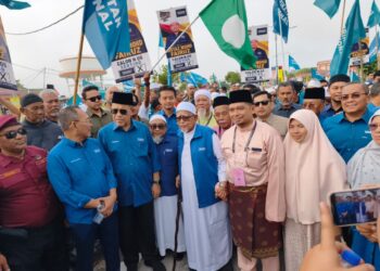 HADI Awang mengiringi calon DUN Serting, Mohd Fairuz Mohd Isa ke Pusat Penamaan Calon di Jempol, sempena Hari Penamaan Calon pagi tadi.