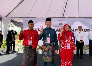 RIDZUAN Ahmad (tengah) bakal berdepan saingan dua calon lagi bagi merebut kerusi Dewan Undangan Negeri (DUN) Gemas pada Pilihan Raya Negeri (PRN) Negeri Sembilan.