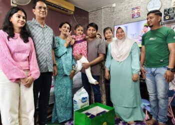 TENGKU Sarafudin Badlishah Sultan Sallehuddin (dua dari kiri) bersama rombongan diraja Kedah ketika menziarahi keluarga Aulia Sofea Ahmad Shafiq (empat dari kiri) di Bertam, Kepala Batas, Pulau Pinang.-UTUSAN/ISWAN SHAFIQ ISA
