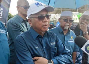 ANNUAR Musa ditemui pemberita di Port Dickson hari ini.