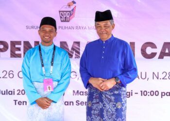 DR. Azizul Hakim Mahdi (kiri) dari Parti Harapan dan Datuk Seri Mohamad Hasan dari Barisan Nasional ketika bergambar selepas penamaan calon sempena Pilihan Raya Negeri (PRN) Negeri Sembilan di Dewan Sri Rembau di sini, hari ini. - UTUSAN/ISKANDAR ISHAK