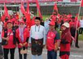 NOR Azman Mohamad (tengah) bersama penyokong PH sebelum ke Wisma Majlis Bandaraya Seremban bagi proses penamaan calon bagi DUN Sikamat. - UTUSAN/NAZARUDIN SHAHARI