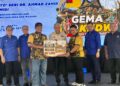 AHMAD Zahid Hamidi (tengah) ketika menyampaikan hadiah kepada pemenang E-Sport MLBB pada Program Gerakan Massa Masyarakat Desa (Gema@KKDW) Peringkat Negeri Sembilan di Felda Palong 8, Jempol, hari ini. -UTUSAN/NOR SHAFIQAH MOHD. GHAZALI