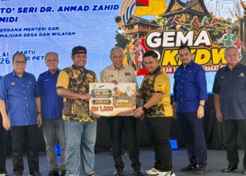 AHMAD Zahid Hamidi (tengah) ketika menyampaikan hadiah kepada pemenang E-Sport MLBB pada Program Gerakan Massa Masyarakat Desa (Gema@KKDW) Peringkat Negeri Sembilan di Felda Palong 8, Jempol, hari ini. -UTUSAN/NOR SHAFIQAH MOHD. GHAZALI