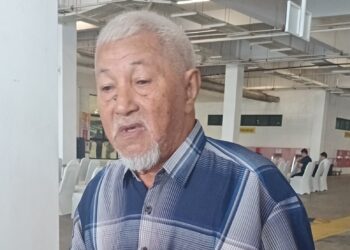 BUJANG Abu ditemui pemberita selepas menarik diri daripada menjadi calon bagi kerusi DUN Sikamat hari ini. -UTUSAN/NAZARUDIN SHAHARI.